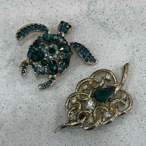 Lot of 2 Sea Turtle & Leaf Brooches Green Goldtone
Metal Rhinestone
Embellished